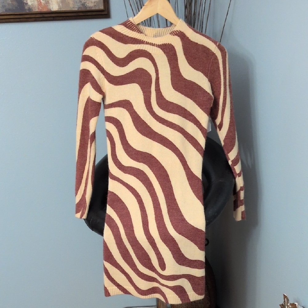 Zara Jacquard Long Sleeve Sweater Dress in Cream and Brown Wavy Pattern
